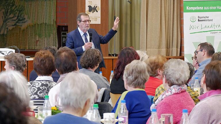 Der Würzburger Professor August Stich bei seinem Gesundheitsvortrag in der Mehrzweckhalle in Erbshausen-Sulzwiesen. Die Gebietsversammlungen der Landfrauen in der BBV-Kreisgruppe Würzburg waren 2024 in Erbshausen, Röttingen, Giebelstadt und Leinach.