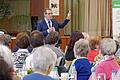 Der Würzburger Professor August Stich bei seinem Gesundheitsvortrag in der Mehrzweckhalle in Erbshausen-Sulzwiesen. Die Gebietsversammlungen der Landfrauen in der BBV-Kreisgruppe Würzburg waren 2024 in Erbshausen, Röttingen, Giebelstadt und Leinach.