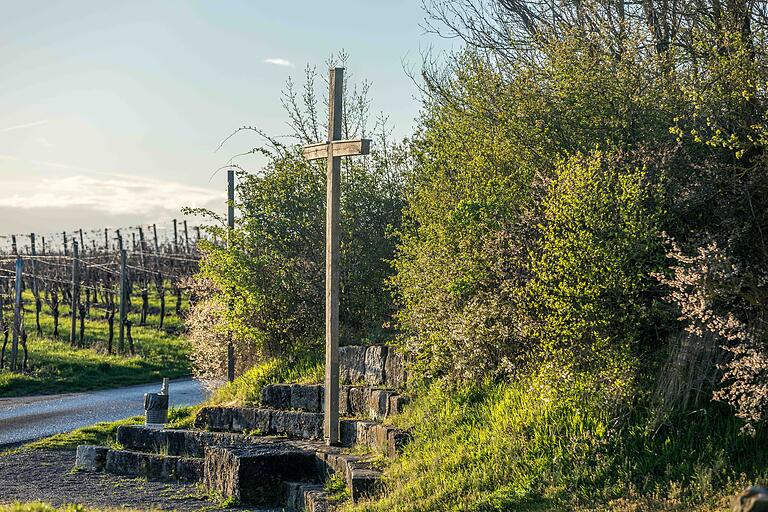 Dieses Kreuz steht an der Weinlage Obernbreiter Kanzel.