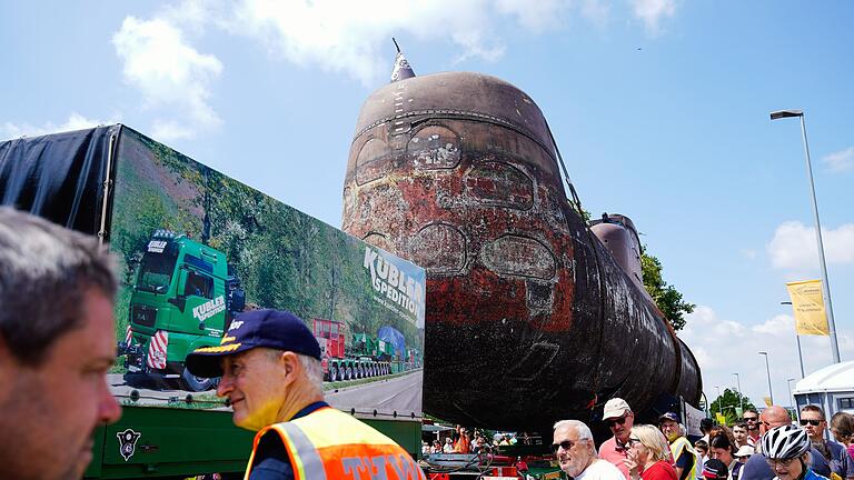 Ankunft des früheren Marine-U-Boots U17 - Letzte Strecke mit dem Schwerlasttransport: Das Marine-U-Boot U17 ist in Sinsheim angekommen. Ankunft des früheren Marine-U-Boots U17 - Letzte Strecke mit dem Schwerlasttransport: Das Marine-U-Boot U17 ist in Sinsheim angekommen.