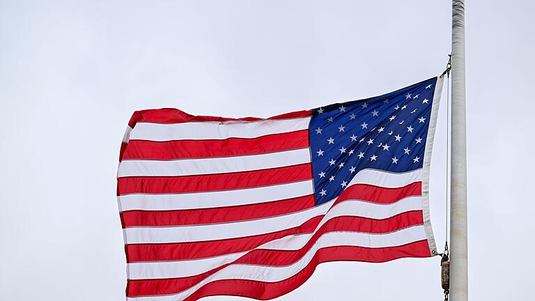 US-Flagge       -  In den USA hat eine Frau ohne Flugerfahrung ein Kleinflugzeug gelandet (Symbolbild)