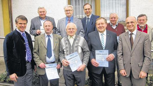Bei der Ehrung der Gründungsmitglieder (hinten, von links): Willi Pfaab, Erich Wörthmann, Georg Hiernickel, Josef Knorz, Werner Eller sowie (vorne, von links): MdL Steffen Vogel, Günther Fleischmann, Alfred Burger, Günther Wirth und CSU-Kreistagsfraktionsvorsitzender Wilhelm Schneider. Bei der Ehrung der Gründungsmitglieder (hinten, von links): Willi Pfaab, Erich Wörthmann, Georg Hiernickel, Josef Knorz, Werner Eller sowie (vorne, von links): MdL Steffen Vogel, Günther Fleischmann, Alfred Burger, Günther Wirth und CSU-Kreistagsfraktionsvorsitzender Wilhelm Schneider.