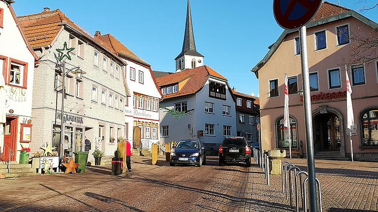 Zum Jahresende wurde von den Stadträten mit zwei Gegenstimmen beschlossen, die Überwachung des parkenden Verkehrs in Bischofsheim auch im neuen Jahr fortzuführen.