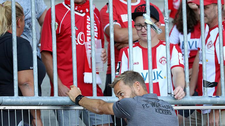 Erklärungsbedarf: Kickers-Trainer Michael Schiele nach Spielschluss bei den mitgereisten Fans am Zaun des Gästeblocks.