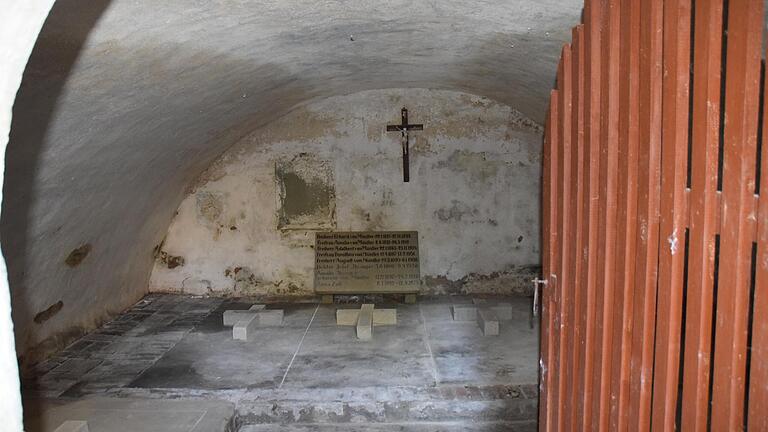 In der eigentlichen Gruft unter der Gruftkapelle auf dem alten Friedhof Euerbach liegen Gräber der adeligen Familie von Münster.