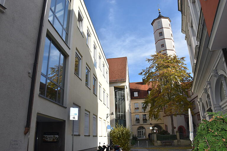 In der Rosengasse, unweit des Schrotturms und nur wenige Meter von der Spitalstraße entfernt, hat das 'Caleidsokop' im ersten Stock des Gebäudes links im Bild seinen Sitz. In der Rosengasse, unweit des Schrotturms und nur wenige Meter von der Spitalstraße entfernt, hat das 'Caleidsokop' im ersten Stock des Gebäudes links im Bild seinen Sitz.