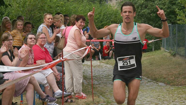 Mario Wernsdörfer ist normalerweise auf der Zehn-Kilometer-, Halbmarathon- und Marathondistanz unterwegs. Seine Lieblingslaufstrecke am Würzburger Stein nutzt er als Trainingsrunde.