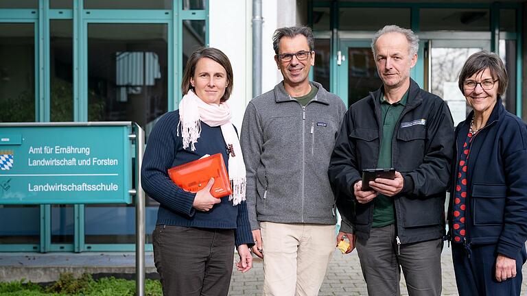 Das neue satellitengestützte Flächenmonitoringsystem wurde in diesem Jahr auch beim Amt für Ernährung, Landwirtschaft und Forsten in Schweinfurt eingeführt. Amtsleiterin Klaudia Schwarz (von rechts) stellt es gemeinsam vor mit den Leitern der Prüfkontrolle, Stefan Huber und Paul Hutten, sowie Öffentlichkeitsreferentin Maria Schmitt. Das neue satellitengestützte Flächenmonitoringsystem wurde in diesem Jahr auch beim Amt für Ernährung, Landwirtschaft und Forsten in Schweinfurt eingeführt. Amtsleiterin Klaudia Schwarz (von rechts) stellt es gemeinsam vor mit den Leitern der Prüfkontrolle, Stefan Huber und Paul Hutten, sowie Öffentlichkeitsreferentin Maria Schmitt.