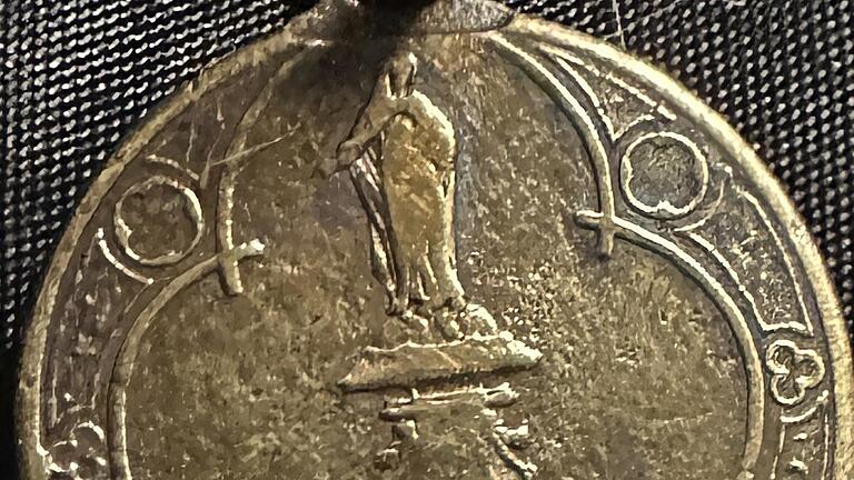 Die Vorderseite der Medaille zeigt das Denkmal mit der Muttergottes Statue. - Die Vorderseite der Medaille zeigt das Denkmal mit der Muttergottes Statue. Die Vorderseite der Medaille zeigt das Denkmal mit der Muttergottes Statue. - Die Vorderseite der Medaille zeigt das Denkmal mit der Muttergottes Statue.