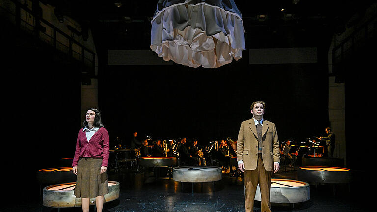 Im Kleinen Haus des Mainfranken Theaters Würzburg wird die 'Weiße Rose'  eine Oper von Udo Zimmermann* In deutscher Sprache aufgeführt. „Weiße Rose“ ist der Name jener mutigen Widerstandsgruppe gegen die NS-Diktatur, die sich ab Juni 1942 in München um den Freundeskreis der Geschwister Hans und Sophie Scholl formierte.
