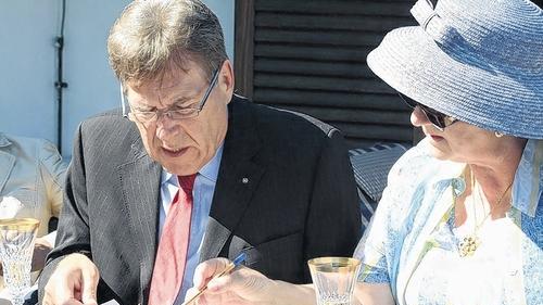 Die richtige Wahl: Michael Glos und Kari Kahl-Wolfsjäger, die Intendantin des Kissinger Sommers, beim Studium des Programms. Die richtige Wahl: Michael Glos und Kari Kahl-Wolfsjäger, die Intendantin des Kissinger Sommers, beim Studium des Programms.