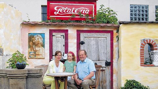 Italienisches Lebensgefühl: Andreas Liebald und Petra Hergeth aus Wiesentheid haben ihren Garten im Stil einer italienischen Piazza gestaltet. Sogar eine Gelateria gibt es dort &ndash; zur Enttäuschung von Tochter Mira wird dort jedoch kein Eis verkauft. Am Tag der offenen Gartentür können Besucher den italienischen Garten der Familie besichtigen und sich dabei wie im Italienurlaub fühlen.