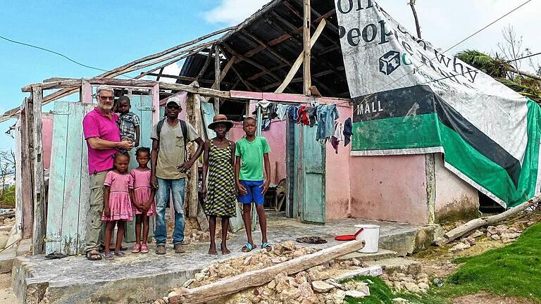 Hier hilft die Taubertäler Hilfsgemeinschaft in Haiti: Jürgen Schmitt aus Lauda-Königshofen vor einem sturmgeschädigtes Haus mit dessen Bewohnern. Hier hilft die Taubertäler Hilfsgemeinschaft in Haiti: Jürgen Schmitt aus Lauda-Königshofen vor einem sturmgeschädigtes Haus mit dessen Bewohnern.