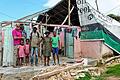 Hier hilft die Taubertäler Hilfsgemeinschaft in Haiti: Jürgen Schmitt aus Lauda-Königshofen vor einem sturmgeschädigtes Haus mit dessen Bewohnern.