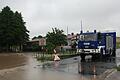 Der Bereich rund um die Raiffeisenbank/-halle in Dingolshausen, am Ortsausgang Richtung Michelau, war am Freitagmittag ein Gefahrenpunkt, denn dort drohte das Hochwasser ein Lager mit Kunstdünger zu erreichen.