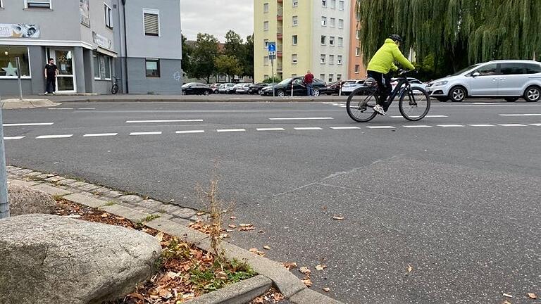 Die Querung der Bundesstraße 303, die Niederwerrner Straße, zum Schelmsrasen erfordert einige Umbaumaßnahmen. Die Querung der Bundesstraße 303, die Niederwerrner Straße, zum Schelmsrasen erfordert einige Umbaumaßnahmen.