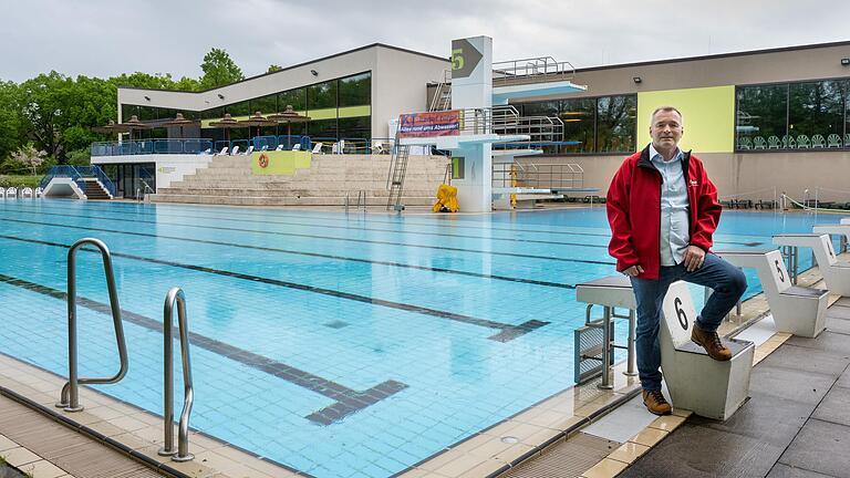 Am Montag öffnet das Geomaris Freibad in Gerolzhofen: Wenngleich die Außentemperaturen eher kühl sind, freut sich Betriebsleiter Wolfgang Schulz sehr auf den Start in die Sommersaison. Er selbst will es sich nicht nehmen lassen, gleich am Montagfrüh einige Bahnen durchs Außenbecken zu ziehen.