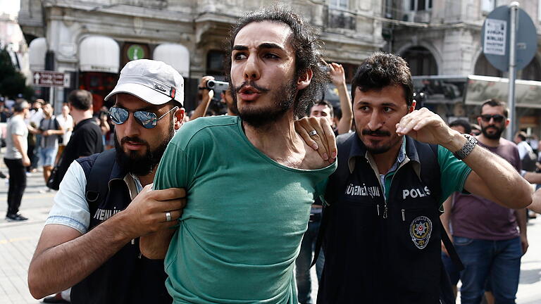 Istanbul LGTB Pride Parade.jpeg       -  Sicherheitskräfte gehen in der Türkei immer rabiater gegen Demonstrationen von LGBT-Aktivisten vor.