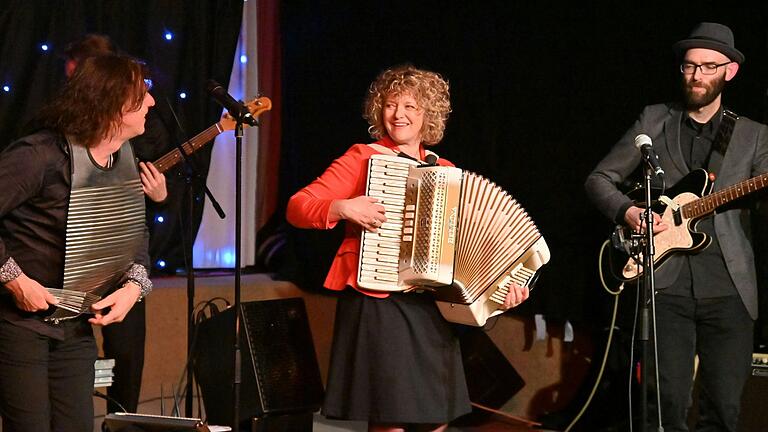 Anja Baldauf, alias Zydeco Annie, mit ihren Bandkollegen Frederic Berger (links) und Simon Seeleuther beim Konzert in der Aula des Martin-Schleyer-Gymnasiums.