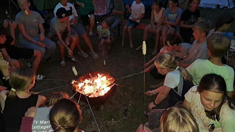 Lagerfeuer und Stockbrot. Lagerfeuer und Stockbrot.
