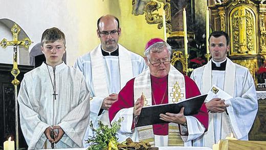 Der Würzburger Bischof Friedhelm erteilte während des Abendlobes in der Pfarrkirche Knetzgau den Segen für das Kreuz der Wohnanlage St. Martha. Mit im Bild Ministrant Lukas Schneider, Pfarrvikar Thomas Drexler und Kaplan Tobias Fuchs (von links).