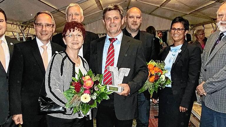 Tradition bewahren heißt es bei der Raiffeisenbank im Grabfeld. Von links: Die Bankvorstände Hendrik Freund (Jüchsen) und Harald Langer (Bad Königshofen), Bernd Bindrum aus Hammelburg (krankheitsbedingte Aushilfe im Bankvorstand), Renate Weingarten aus Römhild (ausgeschiedenes Aufsichtsratsmitglied), Henry Warmuth aus Behrungen (Ehrung für 25-jähriges ehrenamtliches Engagement im Aufsichtsrat), neuer Aufsichtsrat Steffen Würstl aus Römhild, Sulzdorfs Bürgermeisterin Angelika Götz und Aufsichtsratsvorsitzender Volker Eckhardt aus Sulzdorf.