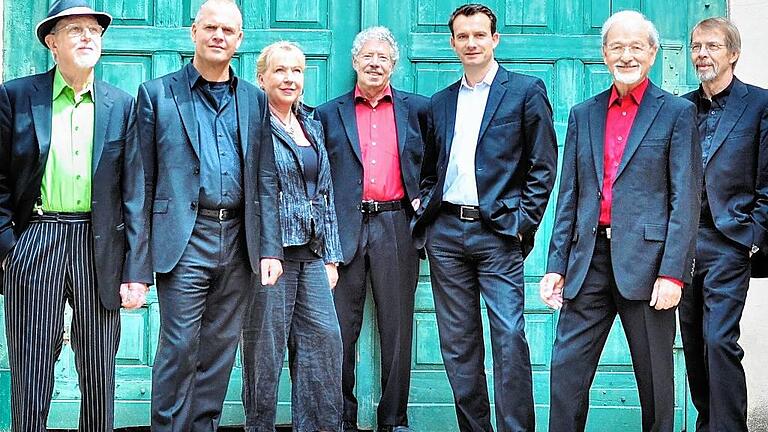 Barrelhouse Jazz Band: Sounds aus New Orleans and Harlem - (ret) „Songs and Sounds from New Orleans and Harlem“ heißt das diesjährige Programm der Gala der Barrelhouse Jazz Band, die laut städtischer Pressemitteilung am Sonntag, 23. Oktober, um 18 Uhr in Lauda gastiert. Es ist kompromisslose Leidenschaft für Jazz, die die Band seit über 60 Jahren antreibt. Der Musik der ersten großen Jazzpioniere King Oliver, Sidney Bechet und Jelly Roll Morton hat die Band inzwischen eine eigene Interpretation des „klassischen“ Jazz hinzugefügt, die zu dem ganz typischen Barrelhouse-Sound führte. Bereits 1968 wurde dies selbst in New Orleans gewürdigt: Die Barrelhouse-Musiker erhielten die Ehrenbürgerwürde der Stadt und eröffneten das Konzert mit einem ihrer Idole: Louis Armstrong. Und auch für die von Stadt und Kunstkreis Lauda-Königshofen veranstaltete Reihe „Jazz in der Aula“ ist die alljährliche Jazz-Gala bereits ein Klassiker. Die Barrelhouse-Jazzband gastiert mit ihrer bewährten Besetzung, bestehend aus: Reimer von Essen, Horst Schwarz, Frank Selten, Christof Sänger, Lindy Huppertsberg, Roman Klöcker und Michael Ehret. Ihre Gäste sind: Sängerin Denise Gordon; sie verkörpert den Sound aus New Orleans mit all seinen Facetten. Posaunist Roy Williams kommt aus London und ist neben Chris Barber der erfolgreichste Posaunist in England. Klarinettist Ken Peplowski kommt aus New York und ist ein international gefeierter Virtuose der Swing-Klarinette. Für zahlreiche Filme von Woody Allan spielte er den Soundtrack ein. Trompeter Bruce Adams wuchs in Glasgow auf und ist ebenfalls ein weltweit berühmter Virtuose. Karten gibt es in Lauda bei den Vorverkaufsstellen Buchhandlung „Moritz und Lux“ sowie der Sparkasse, in Tauberbischofsheim bei „Schwarz auf Weiß“ und in Bad Mergentheim beim Kulturamt. Telefonische Vorbestellungen unter ? (0 93 43) 30 77. Barrelhouse Jazz Band: Sounds aus New Orleans and Harlem - (ret) „Songs and Sounds from New Orleans and Harlem“ heißt das diesjährige Programm der Gala der Barrelhouse Jazz Band, die laut städtischer Pressemitteilung am Sonntag, 23. Oktober, um 18 Uhr in Lauda gastiert. Es ist kompromisslose Leidenschaft für Jazz, die die Band seit über 60 Jahren antreibt. Der Musik der ersten großen Jazzpioniere King Oliver, Sidney Bechet und Jelly Roll Morton hat die Band inzwischen eine eigene Interpretation des „klassischen“ Jazz hinzugefügt, die zu dem ganz typischen Barrelhouse-Sound führte. Bereits 1968 wurde dies selbst in New Orleans gewürdigt: Die Barrelhouse-Musiker erhielten die Ehrenbürgerwürde der Stadt und eröffneten das Konzert mit einem ihrer Idole: Louis Armstrong. Und auch für die von Stadt und Kunstkreis Lauda-Königshofen veranstaltete Reihe „Jazz in der Aula“ ist die alljährliche Jazz-Gala bereits ein Klassiker. Die Barrelhouse-Jazzband gastiert mit ihrer bewährten Besetzung, bestehend aus: Reimer von Essen, Horst Schwarz, Frank Selten, Christof Sänger, Lindy Huppertsberg, Roman Klöcker und Michael Ehret. Ihre Gäste sind: Sängerin Denise Gordon; sie verkörpert den Sound aus New Orleans mit all seinen Facetten. Posaunist Roy Williams kommt aus London und ist neben Chris Barber der erfolgreichste Posaunist in England. Klarinettist Ken Peplowski kommt aus New York und ist ein international gefeierter Virtuose der Swing-Klarinette. Für zahlreiche Filme von Woody Allan spielte er den Soundtrack ein. Trompeter Bruce Adams wuchs in Glasgow auf und ist ebenfalls ein weltweit berühmter Virtuose. Karten gibt es in Lauda bei den Vorverkaufsstellen Buchhandlung „Moritz und Lux“ sowie der Sparkasse, in Tauberbischofsheim bei „Schwarz auf Weiß“ und in Bad Mergentheim beim Kulturamt. Telefonische Vorbestellungen unter ? (0 93 43) 30 77.