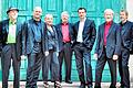 Barrelhouse Jazz Band: Sounds aus New Orleans and Harlem       -  (ret)   &bdquo;Songs and Sounds from New Orleans and Harlem&ldquo; heißt das diesjährige Programm der Gala der Barrelhouse Jazz Band, die laut städtischer Pressemitteilung am Sonntag, 23. Oktober, um 18 Uhr in Lauda gastiert. Es ist kompromisslose Leidenschaft für Jazz, die die Band seit über 60 Jahren antreibt.  Der Musik der ersten großen Jazzpioniere King Oliver, Sidney Bechet und Jelly Roll Morton hat die Band inzwischen eine eigene Interpretation des &bdquo;klassischen&ldquo; Jazz hinzugefügt, die zu dem ganz typischen Barrelhouse-Sound führte. Bereits 1968 wurde dies selbst in New Orleans gewürdigt: Die Barrelhouse-Musiker erhielten die Ehrenbürgerwürde der Stadt und eröffneten das Konzert mit einem ihrer Idole: Louis Armstrong. Und auch für die von Stadt und Kunstkreis Lauda-Königshofen veranstaltete Reihe &bdquo;Jazz in der Aula&ldquo; ist die alljährliche Jazz-Gala bereits ein Klassiker. Die Barrelhouse-Jazzband gastiert mit ihrer bewährten Besetzung, bestehend aus: Reimer von Essen, Horst Schwarz, Frank Selten, Christof Sänger, Lindy Huppertsberg, Roman Klöcker und Michael Ehret. Ihre Gäste sind: Sängerin Denise Gordon; sie verkörpert den Sound aus New Orleans mit all seinen Facetten.  Posaunist Roy Williams kommt aus London und ist neben Chris Barber der erfolgreichste Posaunist in England. Klarinettist Ken Peplowski kommt aus New York und ist ein international gefeierter Virtuose der Swing-Klarinette. Für zahlreiche Filme von Woody Allan spielte er den Soundtrack ein. Trompeter Bruce Adams wuchs in Glasgow auf und ist ebenfalls ein weltweit berühmter Virtuose. Karten gibt es in Lauda bei den Vorverkaufsstellen Buchhandlung &bdquo;Moritz und Lux&ldquo; sowie der Sparkasse, in Tauberbischofsheim bei &bdquo;Schwarz auf Weiß&ldquo; und in Bad Mergentheim beim Kulturamt. Telefonische Vorbestellungen unter ?  (0 93 43) 30 77.