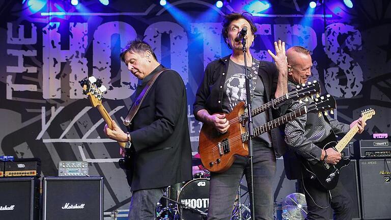 Seit 37 Jahren unterwegs und immer noch live ein Brett: The Hooters um Sänger Eric Bazilian in Volkach. Oben: Helge Schneider. Seit 37 Jahren unterwegs und immer noch live ein Brett: The Hooters um Sänger Eric Bazilian in Volkach. Oben: Helge Schneider.