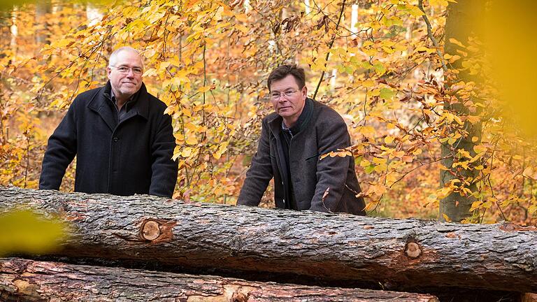 Ist in Zeiten des Klimawandels überhaupt noch nachhaltige Waldbewirtschaftung möglich? Ja, sagen Wolfgang Kleiner (links), Umweltreferent der Stadt Würzburg, und Karl-Georg Schönmüller, Leiter des Forstbetriebs der Stadt, bei einem Gespräch im Würzburger Steinbachtal.