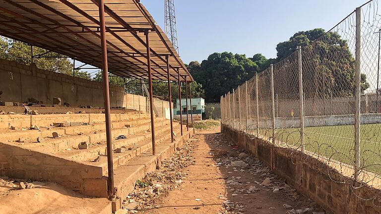 Staub und Müll: Im Box Bar Mini Stadium in Gambia schaut es etwas anders aus als in herkömmlichen europäischen Arenen.