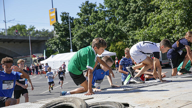 Der Rock the Race -Hinternislauf am Sonntag, 7. August fand auf den Würzburger Mainwiesen bei sommerlichen Wetter und bester Stimmung statt.