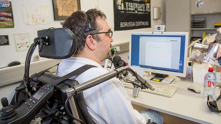 In seinem Büro kann Uwe Herold per Sprachsteuerung nicht nur den Computer bedienen, sondern auch Türen und Rollos bewegen.