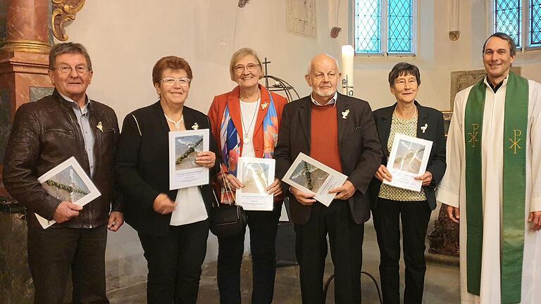 Im Bild: Winfried Grob, Marlene Heuring, Hilde Gensler, Jochen Deblich, Edelgard Breunig und Pfarrer Dominik Bohne.