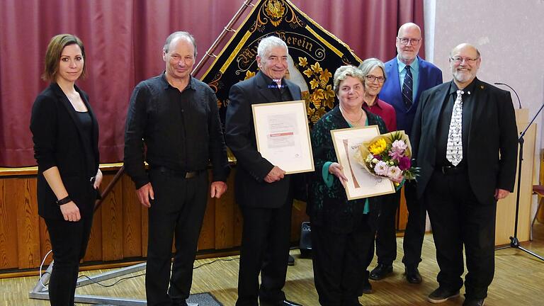 Auf dem Foto (von links): Anna Hager-Nikolay (Chorleiterin), Emil Gehring (zehn Jahre), Hermann Wolf (50 Jahre), Ingrid Lotze (50 Jahre), Margit Hüller (zehn Jahre), Manfred Weidl (2. Vorsitzender), Wolfgang Sittler (Erster Vorsitzender vom Sängerkreis Schweinfurt im Fränkischen Sängerbund).