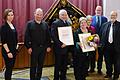 Auf dem Foto (von links): Anna Hager-Nikolay (Chorleiterin), Emil Gehring (zehn Jahre), Hermann Wolf (50 Jahre), Ingrid Lotze (50 Jahre), Margit Hüller (zehn Jahre), Manfred Weidl (2. Vorsitzender), Wolfgang Sittler (Erster Vorsitzender vom Sängerkreis Schweinfurt im Fränkischen Sängerbund).