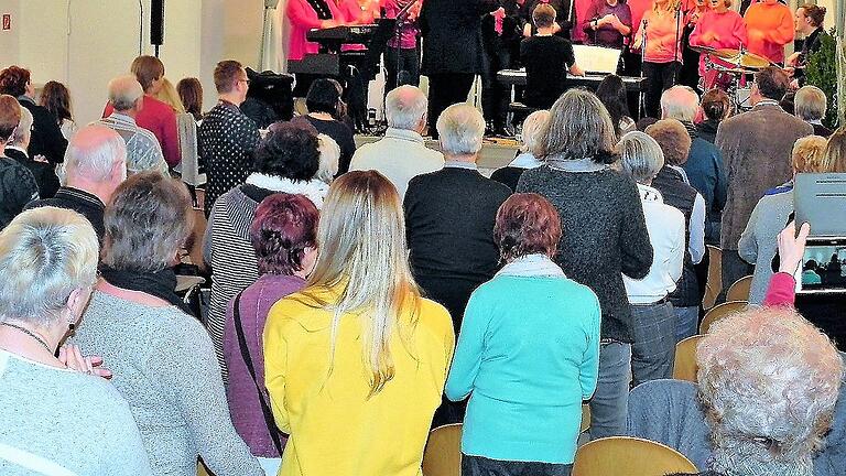 Mit einem mitreißenden Konzert begleiteten Flames of Gospel aus Bamberg die Zuhörer in der vollen Wandelhalle in Bad Neuhaus in das neue Jahr.