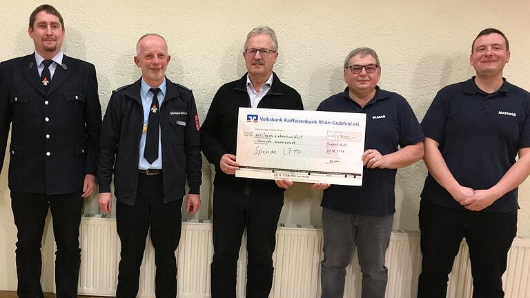 Scheckübergabe in der Jahresversammlung der Feuerwehr Großeibstadt mit (von links) Peter Schleicher (Feuerwehrverein), Kommandant Michael Hesselbach, Bürgermeister Emil Sebald, Elmar Ress (ehemaliger Vorsitzender des Feuerwehrvereins) sowie Mathias Lurz (zweiter Vorsitzender des Feuerwehrvereins).