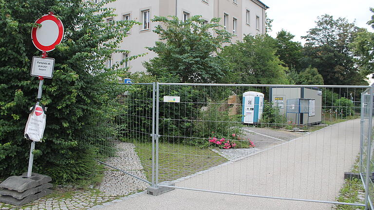 Die Genehmigung für die Sperrung des Parkplatzes unterhalb der Grabenschule ist vom Stadtrat widerrufen worden. Der Bauherr des Hotelbaus 'Wilder Mann' muss die Zäune zeitnah entfernen.