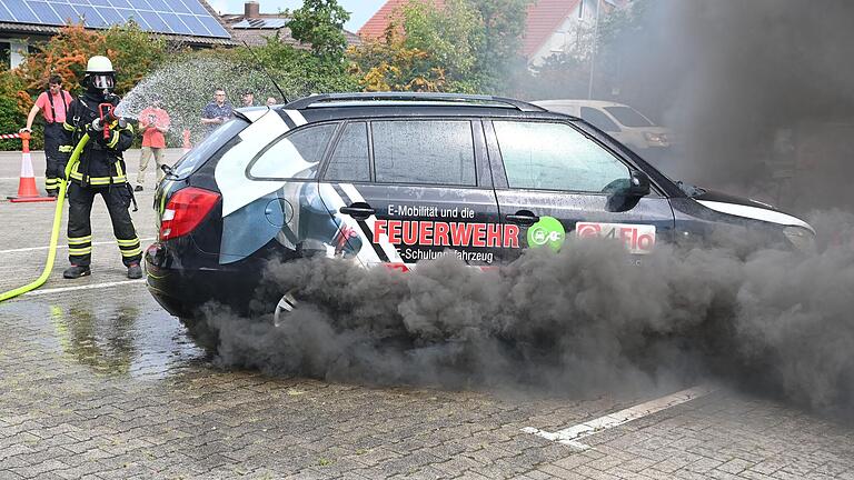 E-Fahrzeuge zu löschen ist nicht trivial: Im Bild wird an einem speziellen Schulungsfahrzeug die Bekämpfung eines Brands bei einem E-Fahrzeug trainiert. E-Fahrzeuge zu löschen ist nicht trivial: Im Bild wird an einem speziellen Schulungsfahrzeug die Bekämpfung eines Brands bei einem E-Fahrzeug trainiert.