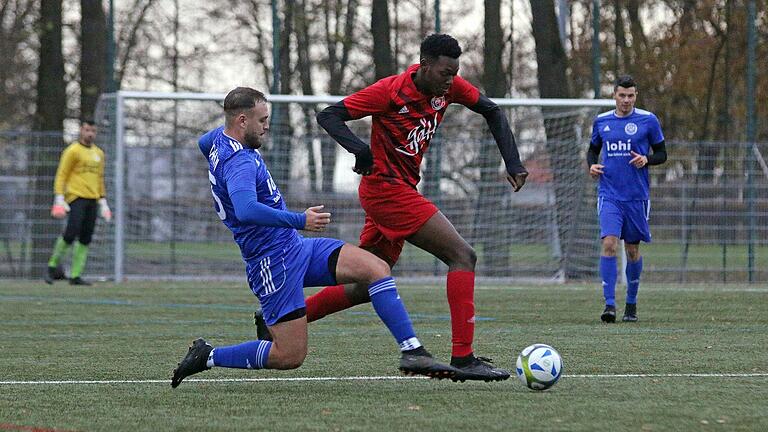 Freie-Turner-Stürmer Egas Maxaieie (am Ball) wird hier von Sandro Grönert (TV Jahn Schweinfurt) attackiert, dessen Team sich beim 1:1 über einen Punktgewinn freuen durfte.