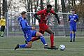 Freie-Turner-Stürmer Egas Maxaieie (am Ball) wird hier von Sandro Grönert (TV Jahn Schweinfurt) attackiert, dessen Team sich beim 1:1 über einen Punktgewinn freuen durfte.