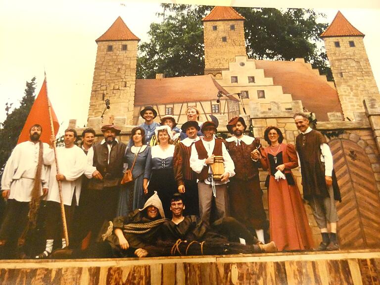 Zur 1200-Jahr-Feier der Gemeinde Gochsheim präsentierte die Theatergruppe des  SC Weyer das Freilichtspiel 'Die Burg brennt' von Walfried Hein. Das Besondere dabei: Die Burg Bergheide verwandelte sich im Verlauf des Stückes in eine Ruine.