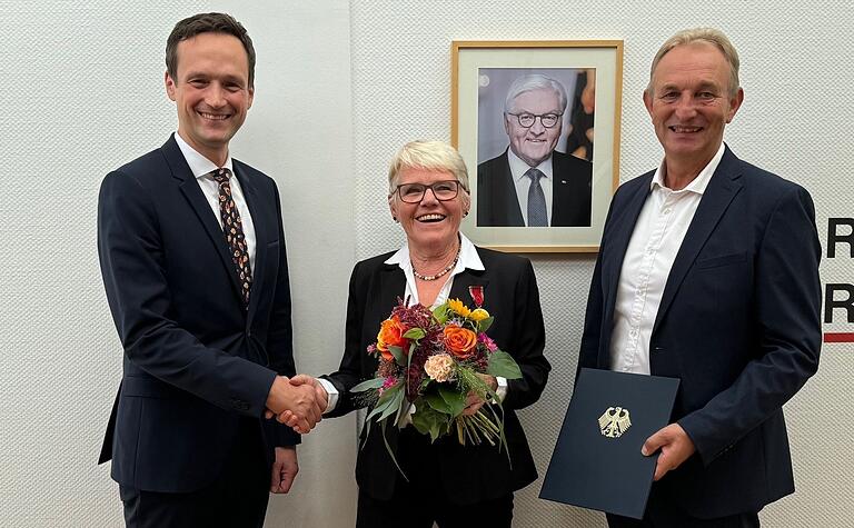 Landrat Florian Töpper, Monika Meyer und Horst Herbert, Bürgermeister der Gemeinde Kolitzheim, bei der Übergabe der Auszeichnung. Landrat Florian Töpper, Monika Meyer und Horst Herbert, Bürgermeister der Gemeinde Kolitzheim, bei der Übergabe der Auszeichnung.