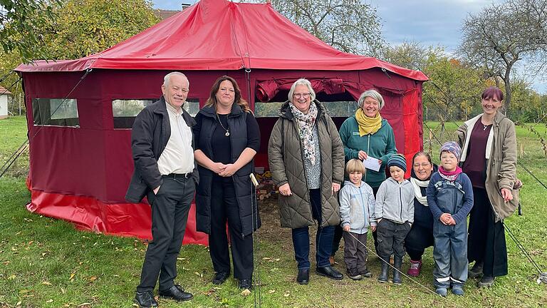 Spendenübergabe (von links) vor der neuen Jurte: Pfarrer Gerhard Spöckl, Petra Prokot und Astrid Glos von der Initiative 'Kindern ein Lächeln schenken' sowie Annegret Feldrapp, Franziska Vogt und Laura Stahl aus dem Team des Montessori-Kindergartens.