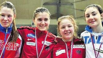Goldmoment: Europameisterin Leonie Ebert (Zweite von links) mit (von links) ihrer Finalgegnerin Marta Martyanova und den drittplatzierten Sophia Werner (OSC Berlin) und Elena Tangherlini (Italien). Goldmoment: Europameisterin Leonie Ebert (Zweite von links) mit (von links) ihrer Finalgegnerin Marta Martyanova und den drittplatzierten Sophia Werner (OSC Berlin) und Elena Tangherlini (Italien).