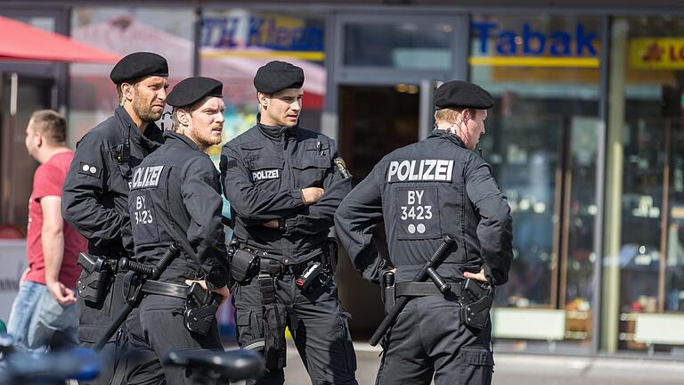 Wenn die Kickers spielen, erhöht sich der Polizei-Einsatz am Bahnhof.