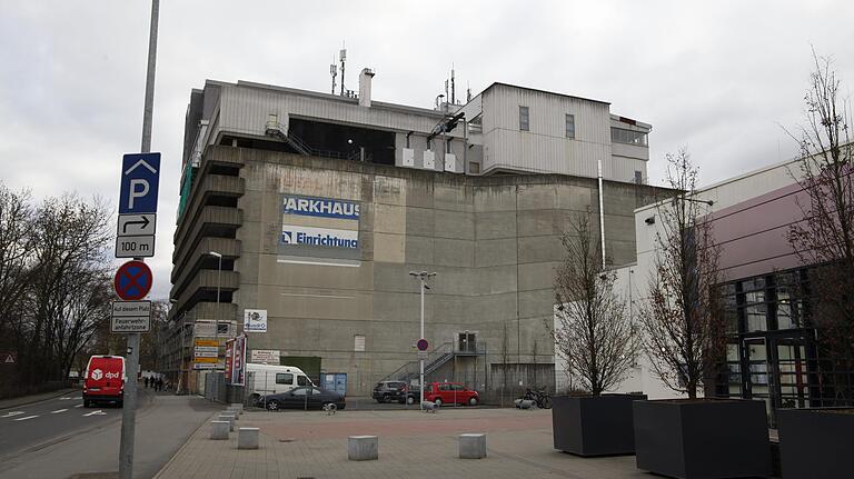 Das 'Cementrum' am Marienbach hat eine recht unansehnliche Wand zum Kino hin. Der BN könnte sich vorstellen, diese vollflächig zu begrünen.