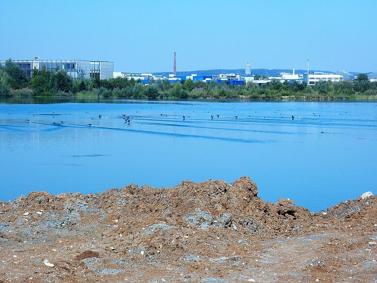 Die Schmachtenseen liegen zwischen dem Industrie- und Gewerbeparkt Maintal und der Naherholungsanlage Baggersee.