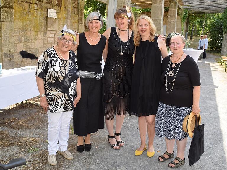 Sie führten beim Schwanbergfest im Look der 20er-Jahre durch den Schlosspark: (von links) Rosmarie Hofmann, Eva Gebhardt, Diana Fuchs, Bärbel Faschingbauer und Schwester Dorothea Krauß. Sie führten beim Schwanbergfest im Look der 20er-Jahre durch den Schlosspark: (von links) Rosmarie Hofmann, Eva Gebhardt, Diana Fuchs, Bärbel Faschingbauer und Schwester Dorothea Krauß.